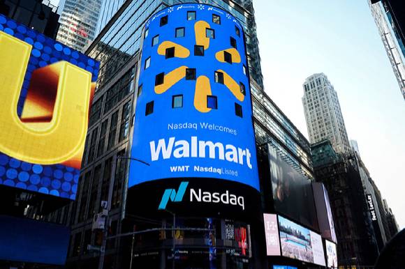 지난해 12월 미국 뉴욕에 있는 나스닥 증권거래소에서 월마트의 나스닥 이전 상장 축하 행사 중 월마트의 로고가 화면에 보이고 있다. [사진=연합뉴스]