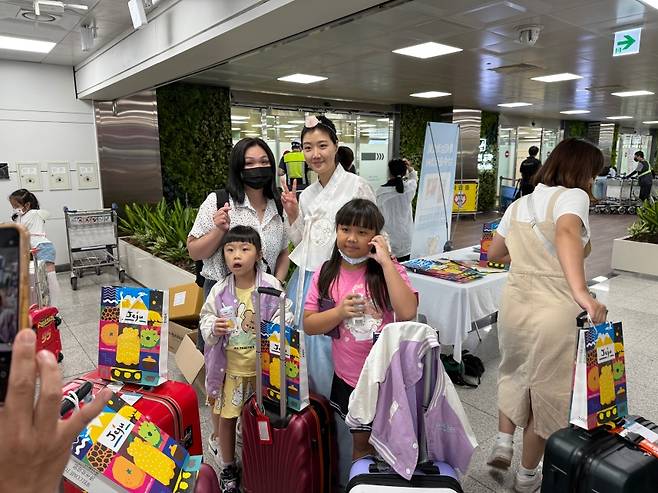 제주를 찾는 중화권 관광객들이 공항 도착장에서 기념 촬영을 하고 있다. (제주관광공사 제공)