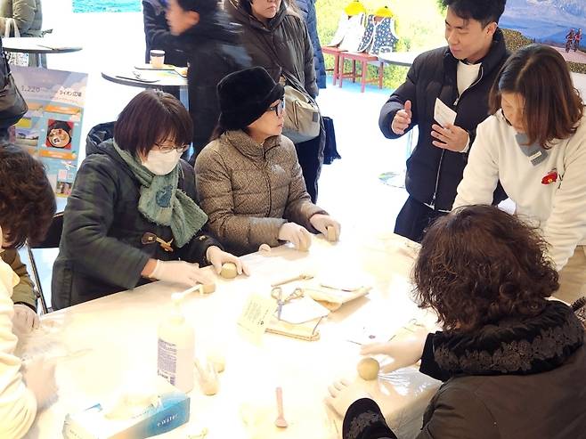 일본 후쿠오카 현지에 마련된 팝업 스토어에서 동백마을 주민들이 동백기름을 활용한 친환경 샴푸바 만들기 체험을 진행하고 있다. (제주관광공사 제공)