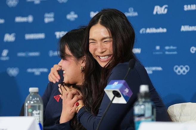 한국계 미국인 스노보드 스타 클로이 김(오른쪽)은 “우리는 사랑과 연민으로 (사회를) 이끌어야 한다”며 도널드 트럼프 미국 대통령의 강경한 이민 정책을 우회적으로 비판했다. [AP=연합뉴스]