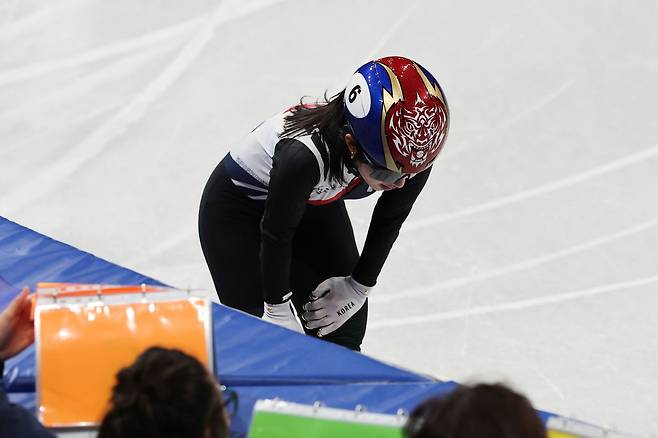 10일(현지시간) 이탈리아 밀라노 아이스스케이팅 아레나에서 열린 쇼트트랙 혼성 2000m 계주 준결승에서 미국 선수와 부딪혀 엄어진 김길리가 아파하고 있다. 김종호 기자