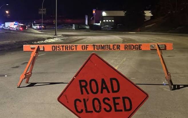 10일(현지시간) 캐나다 서부 브리티시컬럼비아주의 소도시 텀블러 리지에서 최소 10명이 숨지고 수십 명이 다친 총격 사건이 발생해 경찰 당국이 현장을 통제하고 있다. 사진 CBC 뉴스 유튜브 캡처