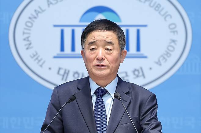 강득구 더불어민주당 의원이 5일 서울 여의도 국회 소통관에서 조국혁신당과의 합당 관련 기자회견을 하고 있다. 뉴스1