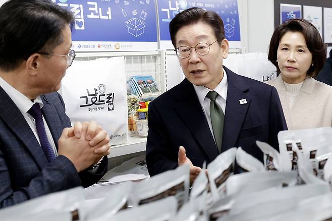 이재명 대통령과 김혜경 여사가 11일 충북 충주시 건강복지타운 ‘먹거리 그냥드림 코너’를 방문하고 있다. 청와대사진기자단