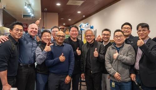 ▲ 제프 피셔 엔비디아 수석부사장(왼쪽에서 두번째), SK하이닉스 김주선 AI인프라 총괄(왼쪽에서 네번째), 카우식 고쉬 엔비디아 부사장(왼쪽에서 다섯번째)) [독자 제공. 연합뉴스]