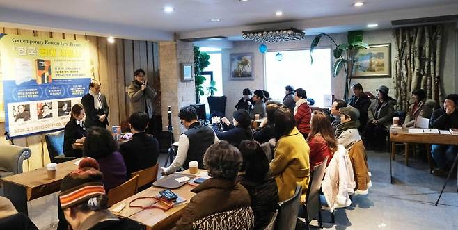 즉석 자작시를 낭송하는 고향갑 작가.