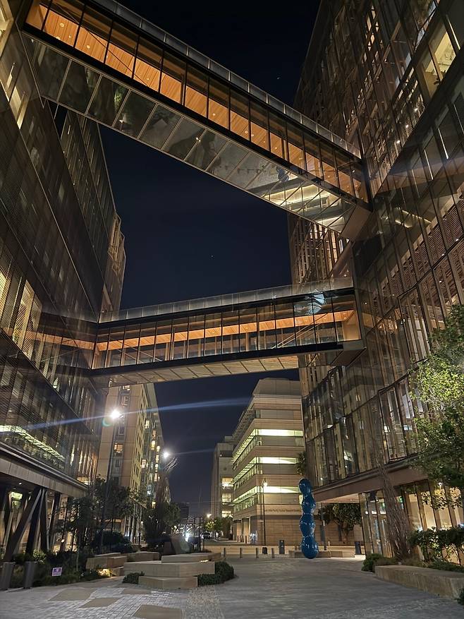 늦은 밤에도 불이 환하게 켜진 오픈AI 본사 건물. 엑스(X) 캡처