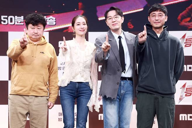 11일 서울 마포구 MBC 골든마우스홀에서 열린 MBC 신규 음악 예능프로그램 '1등들' 제작발표회에서 김명진 PD(왼쪽부터), 배우 이민정, 방송인 붐, 채현석 PD가 포즈를 취하고 있다. /사진=연합뉴스