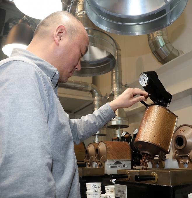 서울 연남동 커피 리브레 파란점에서 만난 서필훈 대표. 문경덕 기자