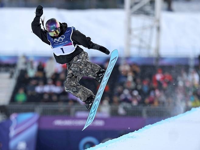 11일 이탈리아 리비뇨 스노파크에서 열린 2026 밀라노-코르티나담페초 동계올림픽 스노보드 여자 하프파이프 예선에 출전한 최가온이 경기를 펼치고 있다. 연합뉴스