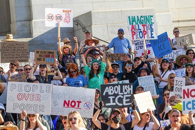 지난달 31일(현지시간) 미국 캘리포니아주 로스앤젤레스 다운타운 시청 앞에서 ‘모든 곳에서 ICE 퇴출’ 전국 행동의 날 후속 집회에 참여한 시위대가 이민 정책에 반대하며 시위를 벌이고 있다. AFP연합뉴스