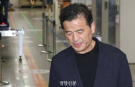 돈봉투 수수 혐의로 기소된 임종성 전 더불어민주당 의원이 2024년 9월12일 서울 서초구 서울중앙지법에서 열린 1심 선고공판에 출석하고 있다. 성동훈 기자