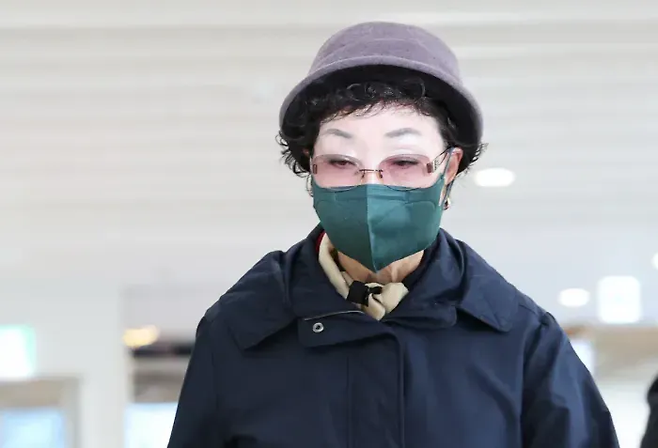 평 공흥지구 개발 특혜 의혹과 관련해 김건희 여사의 모친 최은순씨가 서울 광화문 KT 빌딩에 마련된 김건희특검 사무실에 피의자 신분으로 출석하고 있다. 연합뉴스