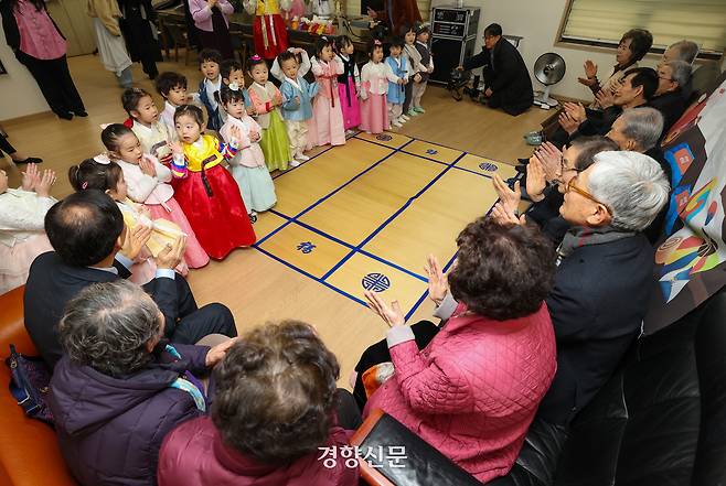 아이들이 어르신들에게 세배를 한 뒤 동요를 부르고 있다.