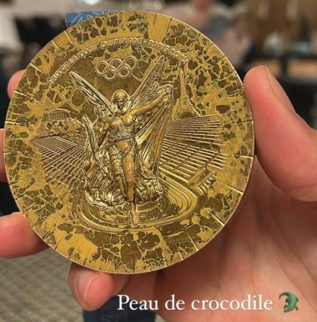 골동품인가 프랑스 수영 선수 클레멘트 세키가 파리 올림픽 혼계영에서 따낸 동메달의 상태를 SNS에 공개했다.오른쪽 사진은 미국 피겨스케이팅 선수 알리사 리우가 자신의 SNS에 금메달이 리본과 분리된 것을 보여주고 있는 모습. 세키·리우 SNS