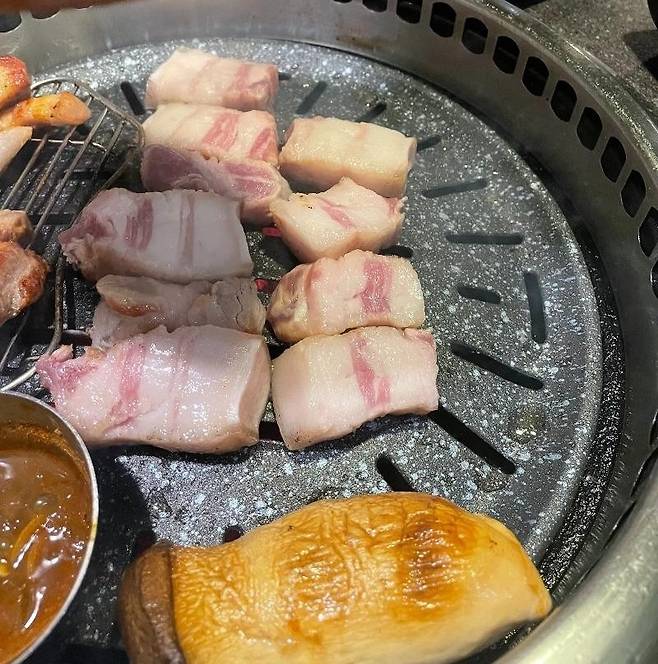 An online user shares a photo of fatty pork belly cut on the grill in online community Bobaedream in late April, which sparked a heated debate. [SCREEN CAPTURE]