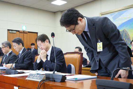 Bithumb CEO Lee Jae-won bows his head down as he apologizes to lawmakers regarding his company's mistaken bitcoin token payout, during a parliamentary hearing held at the National Assembly in western Seoul on Feb. 11, 2026. [NEWS1]