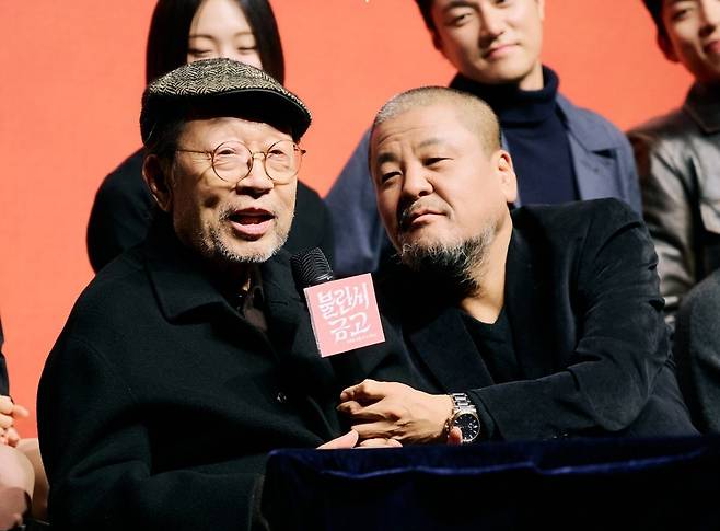 10일 서울 종로구 NOL 서경스퀘어에서 열린 ‘불란서 금고’ 제작발표회에서 배우 신구(왼쪽)가 같은 역할로 캐스팅된 후배 성지루의 도움을 받아 이야기하고 있다. 파크 컴퍼니