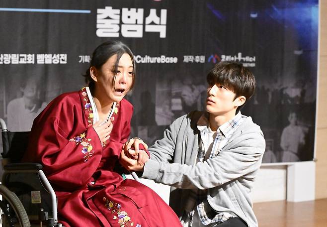 극 중 성한(오른쪽)을 맡은 배우와 백화사이모 역을 맡은 배우가 11일 경기도 고양 일산광림교회에서 무대를 시연하고 있다. 고양=신석현 포토그래퍼