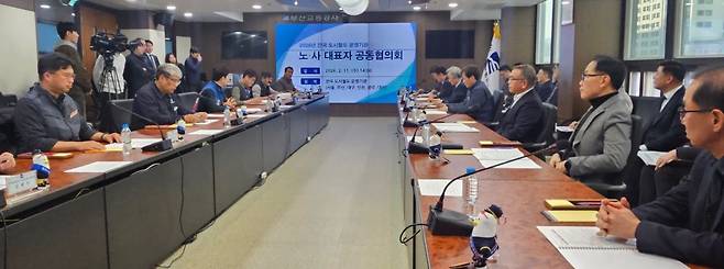 전국 6개 도시철도 운영기관 노사가 11일 부산교통공사 본사에서 도시철도 무임손실 국비 보전 법제화 방안을 논의하고 있다. 광주교통공사 제공