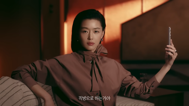 프롭테크기업 직방이 지난 9월 배우 전지현을 광고모델로 기용해 마케팅 활동을 펼치고 있다. [직방]