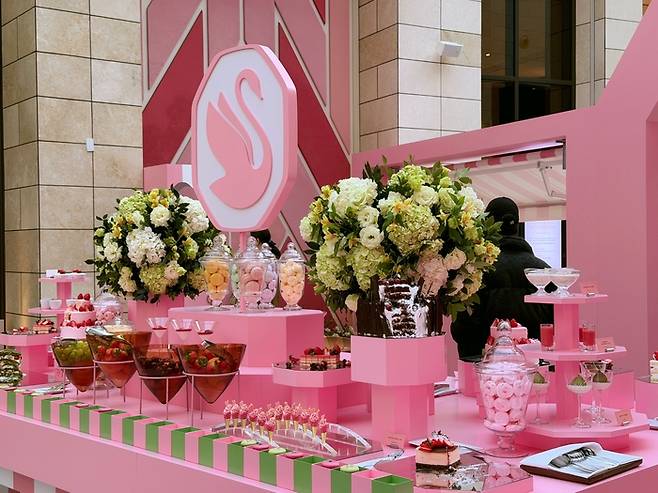 크리스털 딸기 뷔페 디저트 존 / 사진=권효정 여행+ 기자