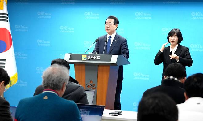 김영록 전라남도지사가 11일 전남도청 브리핑룸에서 전남 통합대학교 국립의과대학 정원 100명이 2030년 개교를 전제로 확정된 데 대해 환영의 뜻을 밝혔다. [전남도]