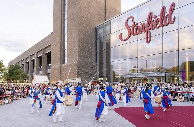 14일부터 스타필드 하남을 시작으로 스타필드 전점에서 차례로 '바우덕이 풍물단' 공연이 진행된다. 사진은 지난해 6월에 진행한 '바우덕이풍물단' 공연 모습.