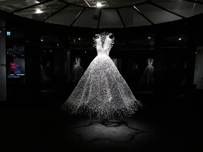 서울공예박물관에서 전시 중인 금기숙 작가의 ‘백매’(2024) <서울공예박물관>