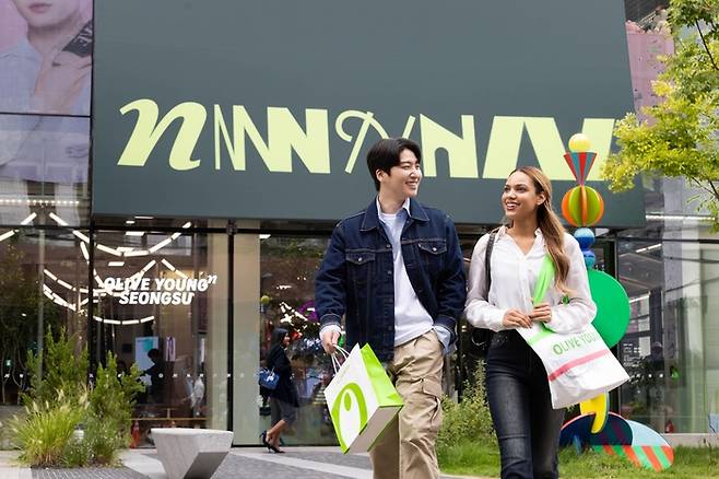 외국인 관광객이 ‘올리브영N 성수’ 매장에서 쇼핑을 마치고 나오는 모습