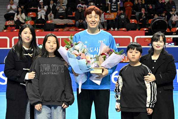 사진 역대 1호 2,000세이브를 달성한 인천도시공사 이창우 골키퍼가 가족들로부터 꽃다발을 받았다.