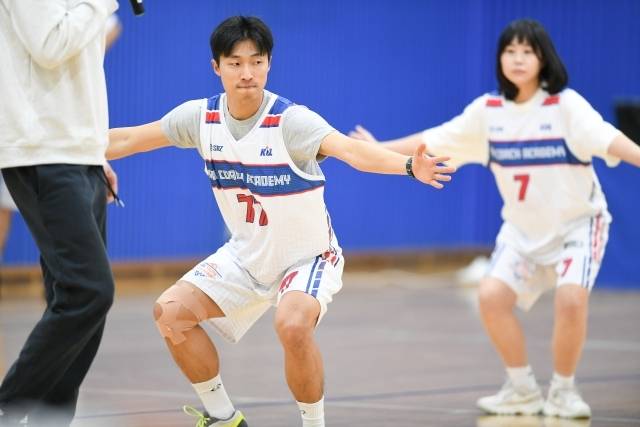 김영진 선생님은 “동료 선생님의 추천으로 이곳에 오게 됐다. 너무 좋은 기회라고 생각했다. 다른 일정보다 이번 프로그램에 꼭 참여해야겠다는 생각이 들었다”며 “사실 선생님들의 경우 방학 기간 동안 하루짜리 연수를 가거나 휴식을 취하는 게 전부다. 근데 유스 코치 아카데미처럼 아침부터 저녁까지, 심지어 2일 연속 탄탄하게 진행하는 프로그램은 정말 찾기 어렵다. 그렇기에 무조건 오려고 했다”고 말했다. 사진=KBL 제공