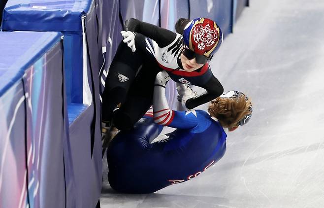 2026 밀라노·코르티나담페초 동계올림픽 쇼트트랙 혼성계주 준결승전에서 한국 대표팀 코치가 현금을 들고  심판에게 달려가는 장면이 포착됐다. 사진은 쇼트트랙 김길리가 10일(현지 시간) 이탈리아 밀라노 아이스스케이팅 아레나에서 열린 동계올림픽 쇼트트랙 혼성계주 준결승에서 미국 선수와 충돌하며 넘어지는 모습. /사진=김근수