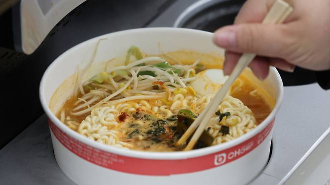 서울 한 편의점에서 외국인 관광객이 라면을 끓인 모습. 기사와 직접적 관련 없음. /사진=뉴시스