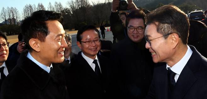 오세훈 서울시장이 정원오 성동구청장을 향해 "아무 일도 하지 않은 사람"이라고 비판한 데 대해 정 구청장이 즉각 반격했다. 사진은 오세훈 서울시장(왼쪽)과 정원오 성동구청장이 2026년 새해 첫날 서울 동작구 국립서울현충원 참배 전 인사하는 모습. /사진=뉴시스