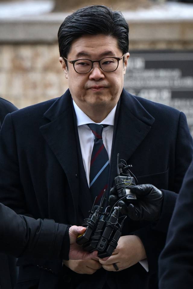 홈플러스 사태와 관련해 지난달 13일 서울 서초구 서울중앙지방법원에 출두하고 있는 김병주 MBK파트너스 회장. 연합뉴스