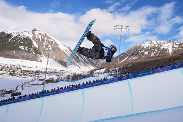 최가온이 11일 오후(한국시간) 이탈리아 리비뇨 스노파크에서 열린 2026 밀라노·코르티나동계올림픽 스노보드 여자 하프파이프 예선에서 공중 동작을 선보이고 있다. AP뉴시스