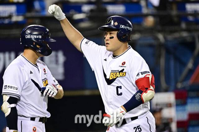 6일 서울 잠실야구장에서 열린 '2025 신한 SOL BANK KBO리그' KT 위즈와 두산 베어스 경기. 두산 양의지가 6회말 선두타자로 나와 솔로포를 친 후 기뻐하고 있다./마이데일리