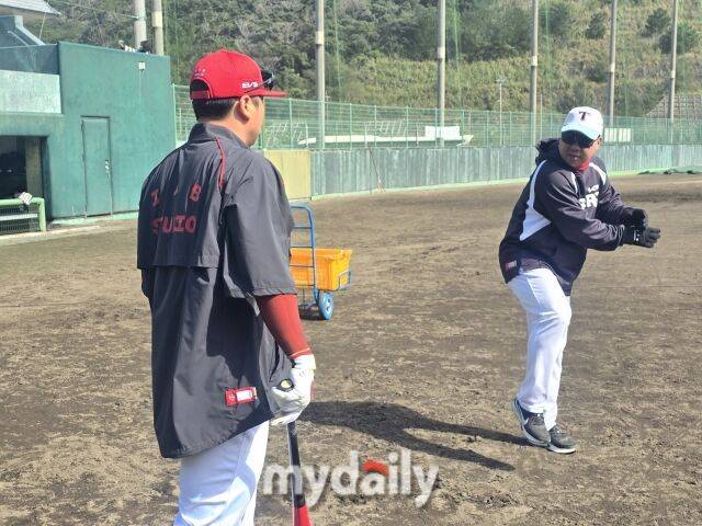 한준수의 타격을 지도하는 이범호 감독/아마미오시마(일본)=김진성 기자 kkomag@mydaily.co.kr