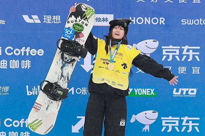 2026 밀라노·코르티나 동계올림픽 하프파이프 우승후보인 대한한국의 최가온. 사진은 지난해 12월 12일 중국 장자커우 겐팅 스노우 파크에서 열린 FIS 스노보드 하프파이프 월드컵 대회에서 금메달을 확정짓고 기뻐하고 있는 모습. [게티이미지]