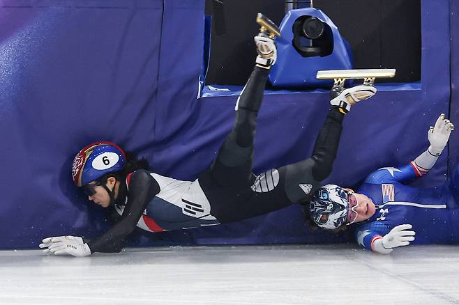 10일(현지시간) 이탈리아 밀라노 아이스스케이팅 아레나에서 열린 2026 밀라노ㆍ코르티나담페초 동계올림픽 쇼트트랙 혼성계주 준결승에서 김길리가 미국팀과 충돌해 넘어지며 펜스에 부딪히고 있다. [연합]