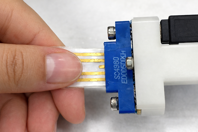 전기화학계측기(potentiostat)에 연결된 땀 혈당 센서.[한국생산기술연구원 제공]