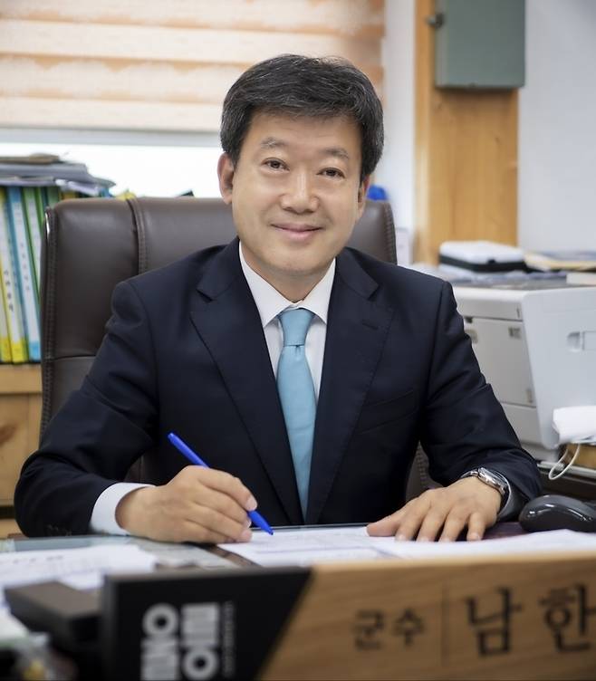 남한권 경북 울릉군수는 6일 헤럴드경제와의 인터뷰에서 “울릉도·독도 해상교통은 단순한 이동 수단이 아니라 국가 영토 관리와 주민 생존권의 문제”라며 “정부의 연안여객선 공영제 도입 논의에 울릉 항로가 반드시 포함돼야 한다”고 강조했다.[울릉군 제공]