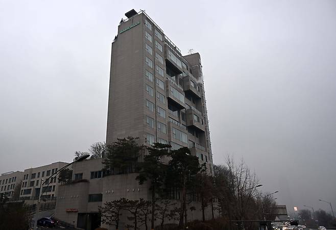 서울 한강벨트 가운데에서도 강남, 여의도, 용산 등 3대 업무지구가 가까워 가장 특별한 지점으로 꼽히는 흑석동의 고급빌라 마크힐스의 전경.              이상섭 기자