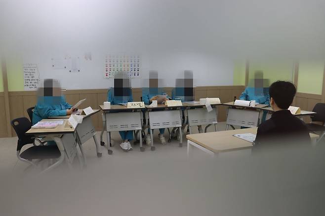 충북 청주시 청주여자교도소에서 만난 하양(가명)씨는 “밖에서도 넘어지지 않도록 더 단단해져서 나가고 싶다”고 말했다. 사진은 마약 재활 프로그램에 참여하고 있는 수용자들.  [청주여자교도소 제공]