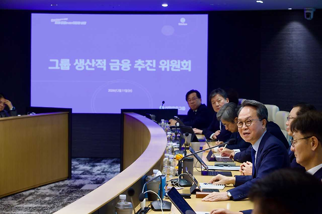 진옥동(오른쪽 두 번째) 신한금융그룹 회장이 11일 서울 중구 신한금융 본사에서 열린 ‘그룹 생산적 금융 추진위원회’에서 그룹사 경영진과 이야기를 나누고 있다. [신한금융 제공]