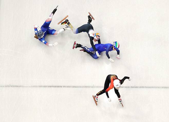 10일(현지 시각) 여자 500m 쇼트트랙 경기에서 선수들 간의 충돌로 경기장이 아수라장이 된 모습. [게티이미지]