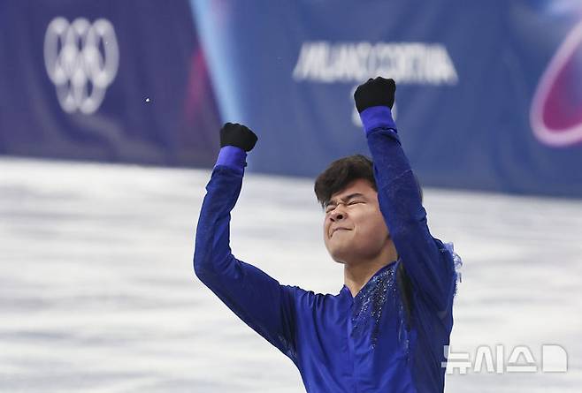 [밀라노=뉴시스] 김근수 기자 = 피겨스케이트 김현겸이 10일(현지 시간) 이탈리아 밀라노 아이스스케이팅 아레나에서 열린 2026 밀라노·코르티나 담페초 동계올림픽 남자 싱글 쇼트프로그램에서 연기를 펼치고 있다. 2026.02.11. ks@newsis.com