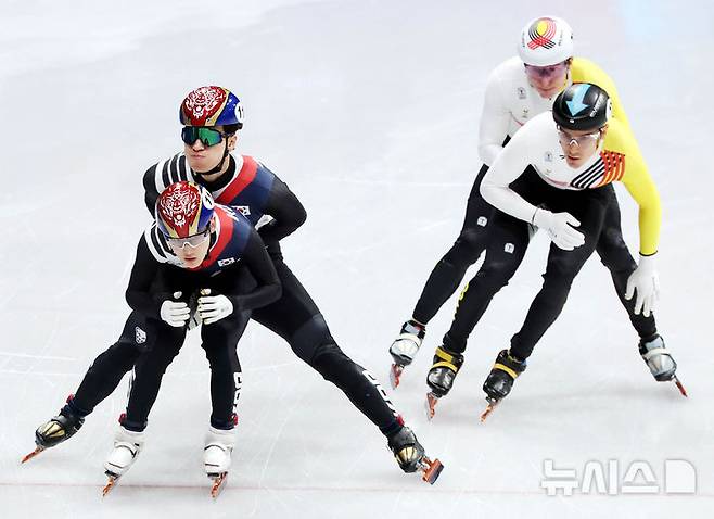 [밀라노=뉴시스] 박주성 기자 = 쇼트트랙 황대헌이 10일(현지 시간) 이탈리아 밀라노 아이스스케이팅 아레나에서 열린 2026 밀라노·코르티나 담페초 동계올림픽 쇼트트랙 혼성계주 준결승에서 임종언을 밀어주고 있다. 2026.02.10. park7691@newsis.com
