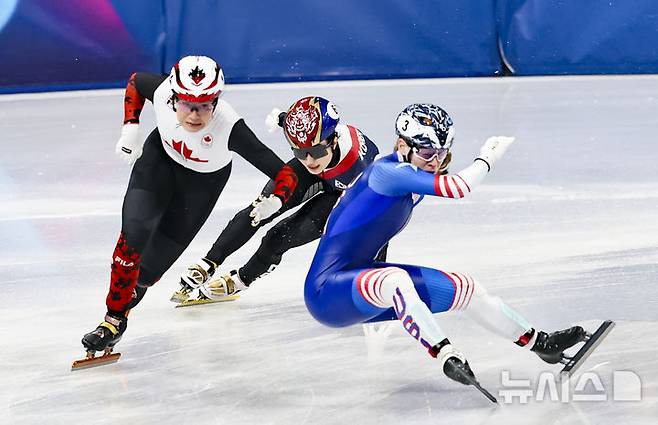 [밀라노=뉴시스] 김근수 기자 = 쇼트트랙 김길리가 10일(현지 시간) 이탈리아 밀라노 아이스스케이팅 아레나에서 열린 2026 밀라노·코르티나 담페초 동계올림픽 쇼트트랙 혼성계주 준결승에서 미국 커린 스토더드와 충돌하고 있다. 2026.02.10. ks@newsis.com
